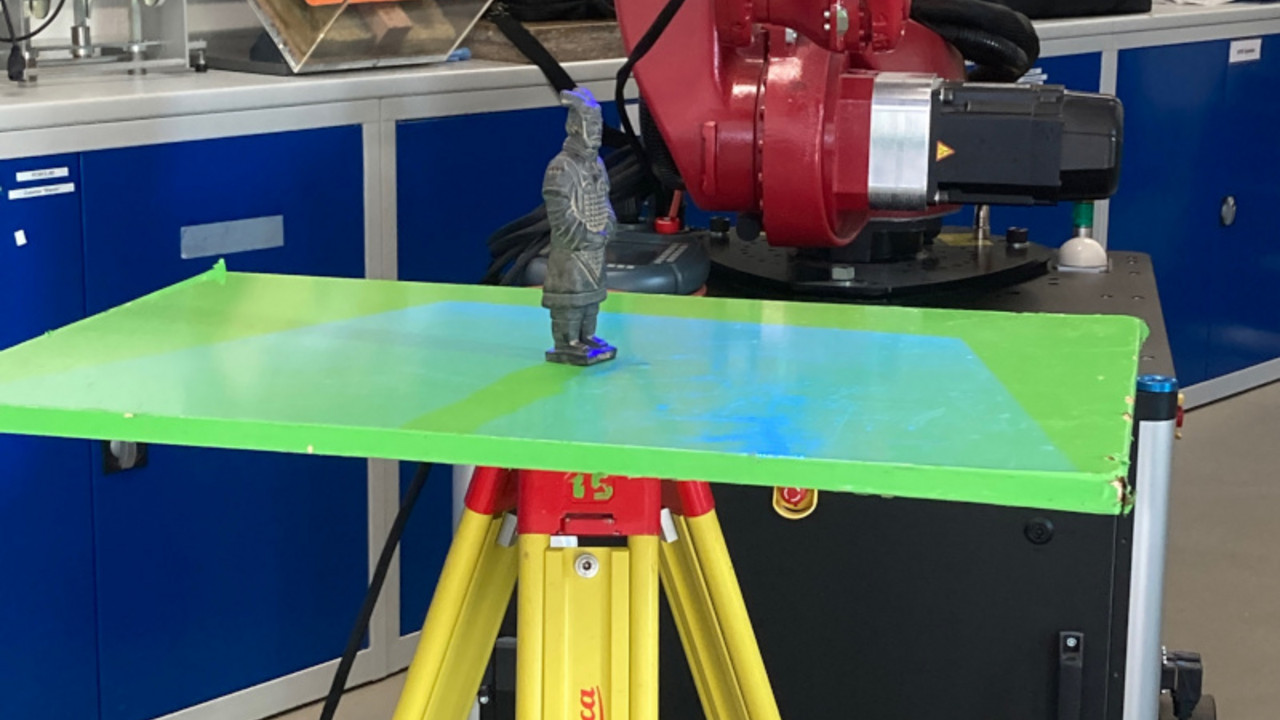 Streifenlaserscanner scannt eine Figur im Labor der Hochschule Mainz