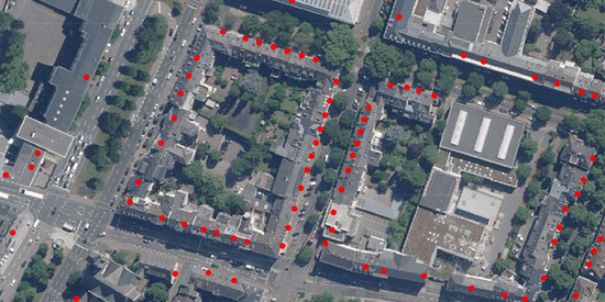 Luftbild zeigt Straßen mit Häusern, die mit roten Punkten markiert sind