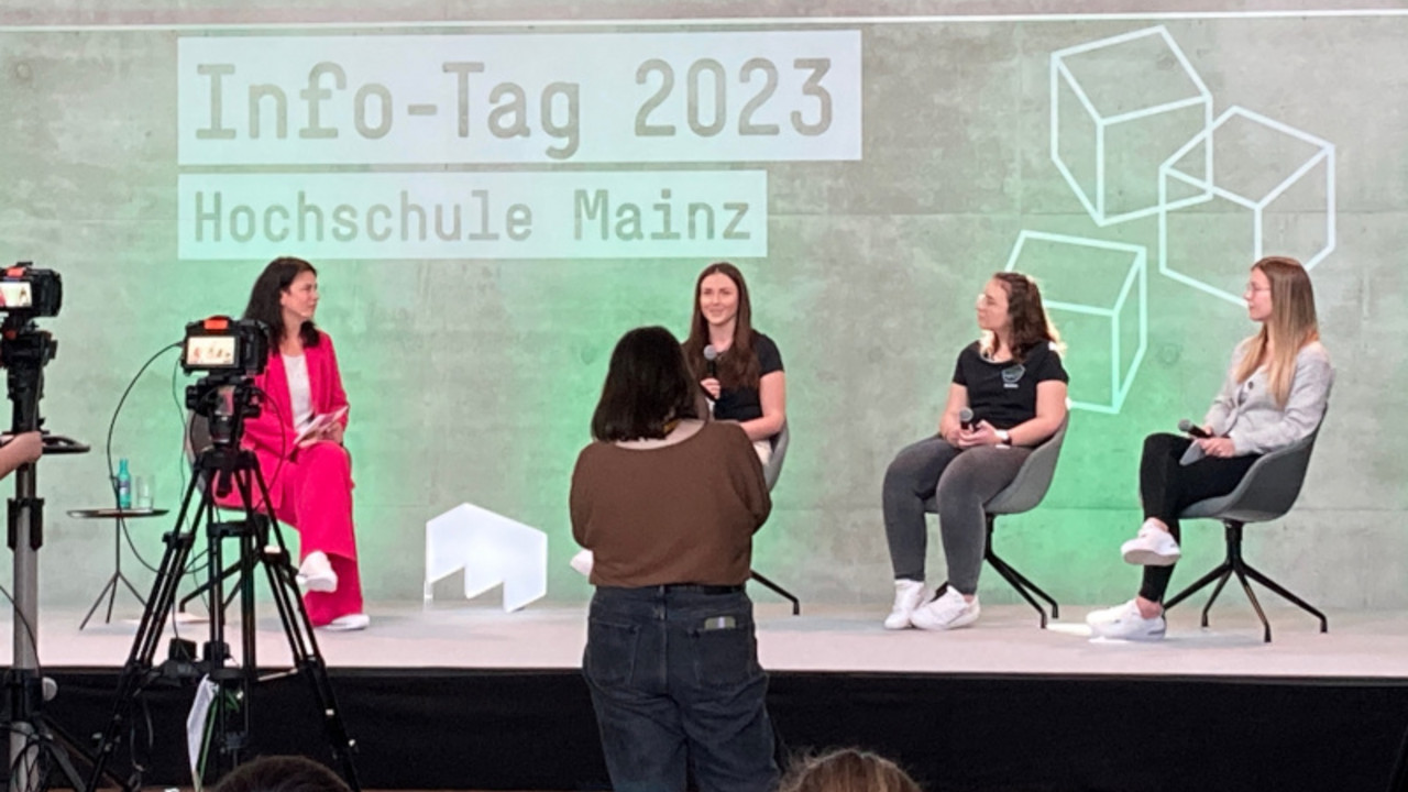 4 Frauen diskutieren auf einer Bühne beim Infotag der Hochschule Mainz